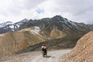 Deux motocyclistes parcourent les montagnes pittoresques du Ladakheda, en Inde, capturant l'essence de l'aventure.